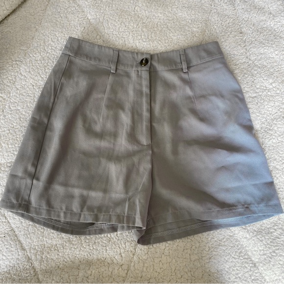 Boohoo Set - Tapered Neckline Volume Sleeve Top and Shorts - Picture 5 of 5